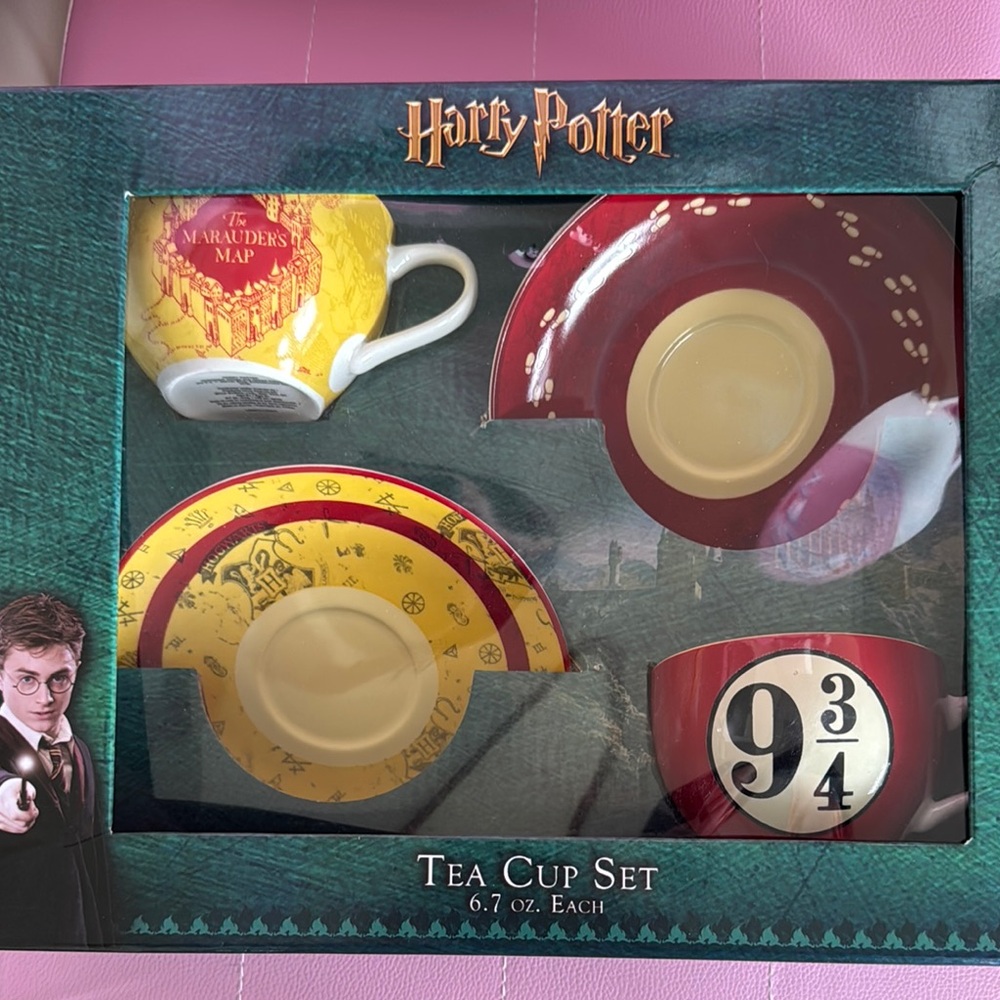 Warner Bros. Tea Cup Set - Red and Yellow